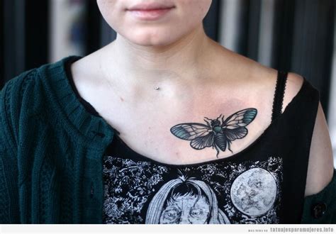 tatuajes entre los pechos significado|Tatuajes en el pecho para mujer: Diseños delicados y。